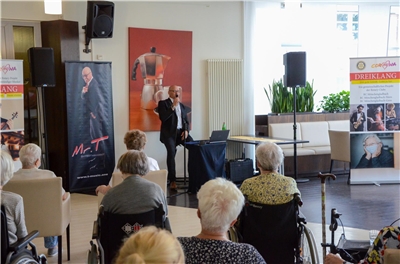 Im Caritaszentrum Holt begeisterte Sänger Thomas Bähren die Senioren.