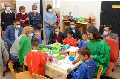 Viel Zeit nahmen sich die Gäste von Stadt und WohnBau, als sie jetzt auf Einladung des Caritasverbandes den inklusiven Caritas-Kindergarten und die Frühförderung besuchten.