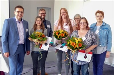 Drei Mitarbeiterinnen des Caritasverbandes Region Mönchengladbach schlossen jetzt die Caritas-Fortbildung „In Führung gehen“ ab und erhielten ihre Zertifikate. 