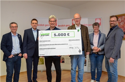 Mit 5.000 Euro unterstützt die Borussia-Stiftung den ambulanten Hospizdienst des Caritasverbandes. Auf dem Foto von links: Markus Frieben (Leiter Stabsstelle Nachhaltigkeit & CSR bei Borussia Möncheng