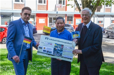 Mehr als 7.000 Euro stellen in Deutschland lebende ehemalige Flüchtlinge aus Vietnam für die Ukraine-Nothilfe zur Verfügung. Der Mönchengladbacher Van Ri Nguyen (Mitte) hat das Geld gesammelt und über