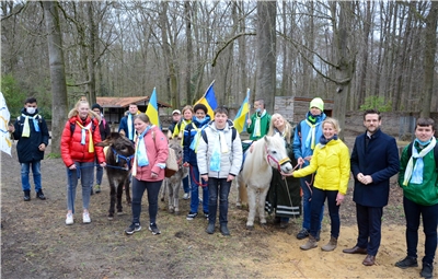 Schülerinnen, Schüler und Lehrkräfte der Paul Moor-Schule machten sich mit zwei Eseln und einem Pony auf die 16 Kilometer lange Spendenwanderung. Das Signal zum Start gaben Oberbürgermeister Felix Hei