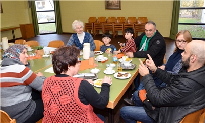 Menschen im Stadtteil Lürrip - Geflüchtete, bereits länger hier lebende Migranten, ehrenamtlich Engagierte - besuchen das Caritas-Familiencafé im Pfarrheim von St. Mariä Empfängnis.
