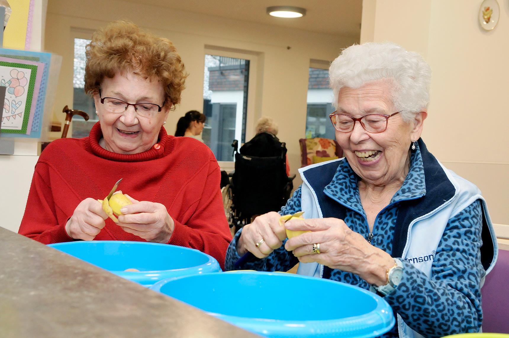 Zwei Frauen in der Caritas-Tagespflege Korschenbroich schälen Kartoffeln