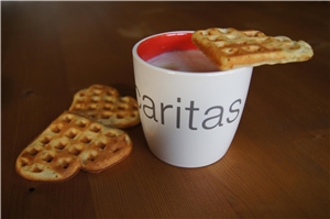 Caritas-Tasse mit Waffeln