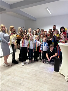 Tanzaufführung ukrainische Kinder-Tanzgruppe
