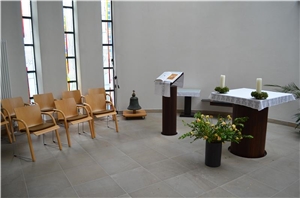 Raum der Stille und des Gebetes: Das Bild zeigt den Altar der Kapelle im Kardinal-von-Galen-Stift.