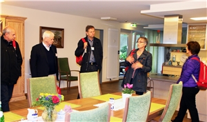 Maria Fuchs erläuterte den Teilnehmern der Jubiläumstour des Diözesancaritasverbandes Münster das Konzept der ambulanten Wohngemeinschaften.