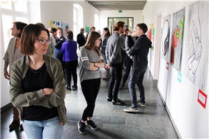 016-2018_Ausstellung_Frieden.jpg Das Bild zeigt Mitarbeiter des Diözesancaritasverbandes Münster auf der Ausstellung