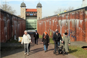 Das Bild zeigt eine Gruppe von älteren Damen und Herren beim Spaziergang.