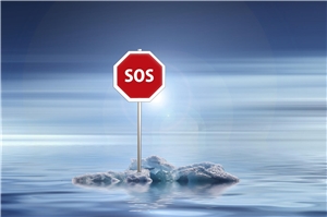 Das Symbolfoto zeigt ein auf einem Eisrest stehendes Stop-Schild auf dem Meer.