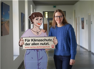 Pia Stapel, Direktorin der Caritas im Bistum Münster, mit der Kampagnen-Figur Jenny.