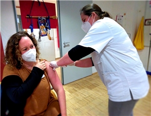 Das Foto zeigt die Impfung einer Mitarbeiterin.
