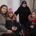 Das Foto zeigt eine ukrainische Flüchtlingsfamilie in einem polnischen Aufnahmelager.