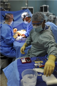 Das Foto zeigt einen Blick in einen Operationssaal bei einer Operation.