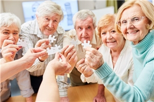 Das Foto zeigt eine Gruppe älterer Menschen, die fröhlich in die Kamera schauen.