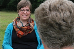 Annegret Müller im Gespräch mit Eva-Maria Jahn (links).