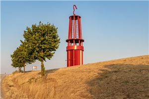 Das Foto zeigt ein Monument in Form einer überdimensionalen Grubenlampe auf einer Halde in Duisburg.