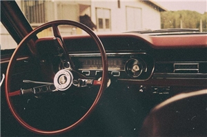 Das Foto zeigt das Armaturenbrett eines Autos früherer Jahrzehnte.