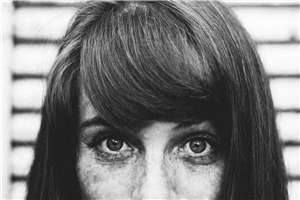 Das Foto zeigt ein unterhalb der Nase abgeschnittenes Gesicht einer Frau in Schwarz-weiß.