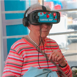 Porträt einer älteren Frau, die eine VR-Brille trägt