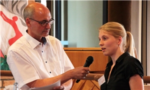 Eva Reinicke aus Hamm erläuterte in Haltern Moderator Markus Lahrmann und den Anwesenden ihr Engagement bei youngcaritas 