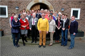 Teilnehmer des CKD-Diözesanrates vor der Heimvolkshochschule in Warendorf-Freckenhorst. (Foto: Christoph Kirchhoff/Caritas)
