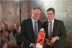 Freute sich �ber die Caritasrose: Ministerpr�sident Stephan Weil (l.), die er aus den H�nden des Osnabr�ckers Franz Loth erhielt