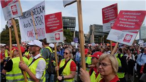 Demonstraten, die bei einer Kundgebung zur Krankenhausfinanzierung vor dem Düsseldorfer Landtag stehen und dabei Schilder und Transparente hochhalten