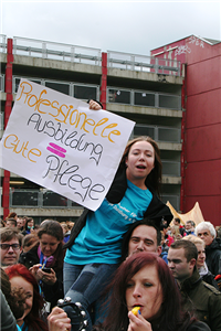Demonstranten bei einer Kundgebung bezüglich einer kostendeckenden Finanzierung der Altenpflegeausbildung vor dem Düsseldorfer Landtag am 12.05.2014