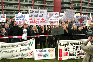 Demonstranten bei einer Kundgebung bezüglich einer kostendeckenden Finanzierung der Altenpflegeausbildung vor dem Düsseldorfer Landtag am 12.05.2014