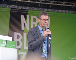 Dr. Frank John. Hensel steht bei der Kundgebung der LAG Freie Wohlfahrtspflege NRW zur Kampagne 'NRW belib sozial!' auf einer Bühne und redet