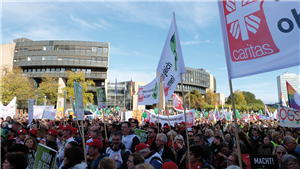 Teilnehmende bei der Kundgebung der LAG Freie Wohlfahrtspflege NRW zur Kampagne 'NRW bleib sozial!' vor dem Düsseldorfer Landtag