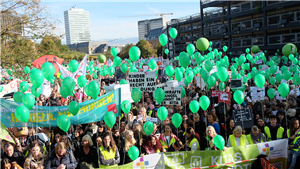Teilnehmende mit grünen Ballons bei der Kundgebung der LAG Freie Wohlfahrtspflege NRW zur Kampagne 'NRW bleib sozial!' vor dem Düsseldorfer Landtag