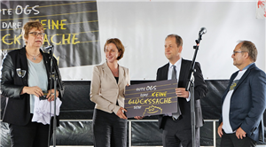 Yvonne Gebauer, Joachim Stamp, Helga Siemens-Weibring und Andreas Johnsen auf einer Bühne bei der Demonstration der LAG FW NRW zur OGS-Kampagne am 12.07.2017 in Düsseldorf