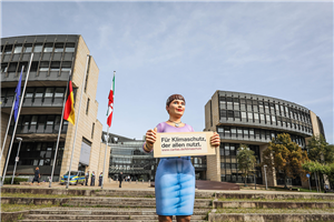 Die Fiberglasfigur 'Jenny', die vor dem Düsseldorfer Landtag steht
