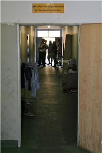 Langer, dunkler Flur in einer Asylbewerber-Unterkunft