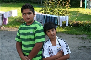 Zwei Flüchtlingskinder vor einer Asylbewerberunterkunft in Ratingen