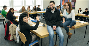 Eine Gruppe junger Spanierinnen und Spanier bei einem Deutschkurs der IN VIA Paderborn