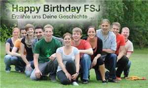 Gruppenfoto von Freiwilligendienstleistenden auf einer Wiese. Daneben steht der Satz Happy Bithday FSJ - Erzähle uns Deine Geschichte...