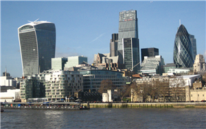 Die Skyline des Finanzzentrums in der City of London. Im Vordergrund ist die Themse zu sehen.