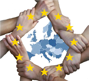 Ein in blauen Farbtönen gehaltener Kartenumriss Europas, der von einigen Unterarmen, die sich gegenseitig mit der Hand am Handgelenk packen, und 12 gelben Sternen umkreist wird