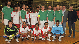 Gruppenfoto des FC Landtag und einer Mannschaft von Flüchtlingen bei einem Hallenfußballturnier an Silvester 2014 in Paderborn