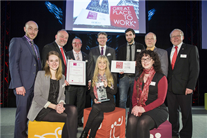 Gruppenfoto der Preisträger des 'Great Place to Work'-Wettbewerbs 'Beste Arbeitgeber Gesundheit & Soziales 2015' vom Caritasverband in Olpe