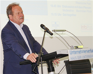 verdi-Chef Frank Bsirske steht bei einer Veranstaltung im Haus der Unternehmer in Duisburg vor einem Pult und hält eine Rede
