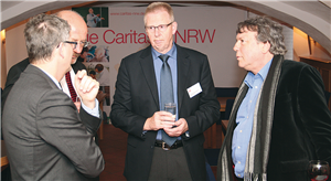 Zwei Diözesan-Caritasdirektoren und zwei Abgeordnete der CDU in einer Gesprächssituation beim Parlamentarischen Abend in Berlin