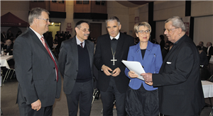 Einige prominente Gäste, die beim Festakt zum 50-jährigen Bestehen des Caritasverbandes für die Region Heinsberg zusammen stehen