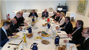 Ein gedeckter Frühstückstisch an dem 12 Personen sitzen. Auf der rechten Seite sitzen die fünf Diözesan-Caritasdirektoren aus NRW, die übrigen Personen gehören zur Landtagsfraktion NRW der CDU.