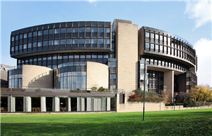 Landtagsgebäude in Düsseldorf mit einer Wiese im Vordergrund