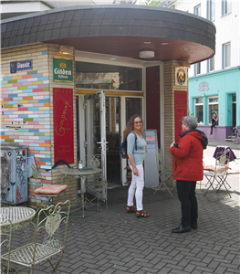 Michaela Pfaff und Anne Kuhlmann stehen vor dem Eingang des Literaturcafés Goldmund in Köln-Ehrenfeld